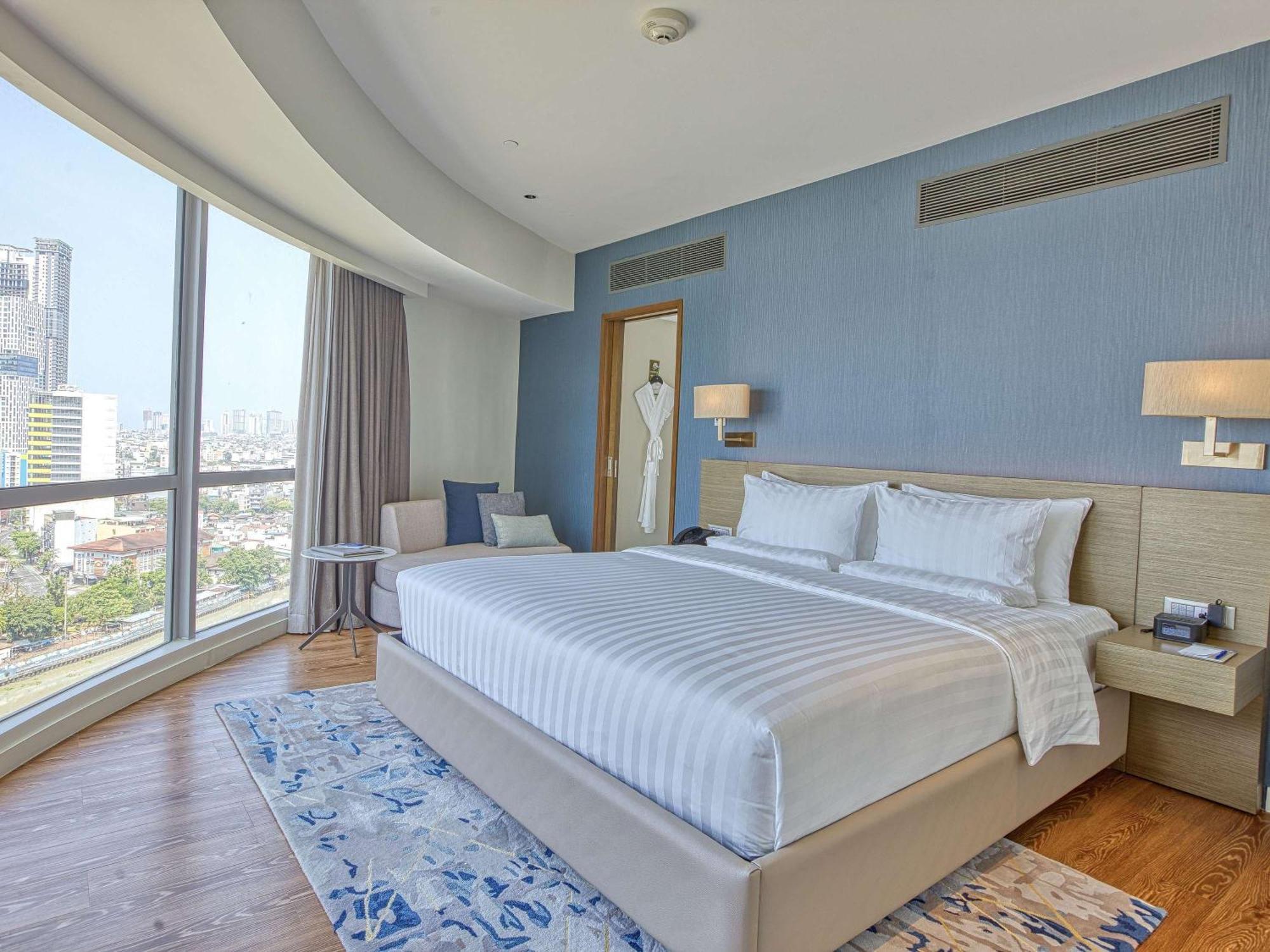 Novotel Suites Manila At Acqua Mandaluyong Exterior photo